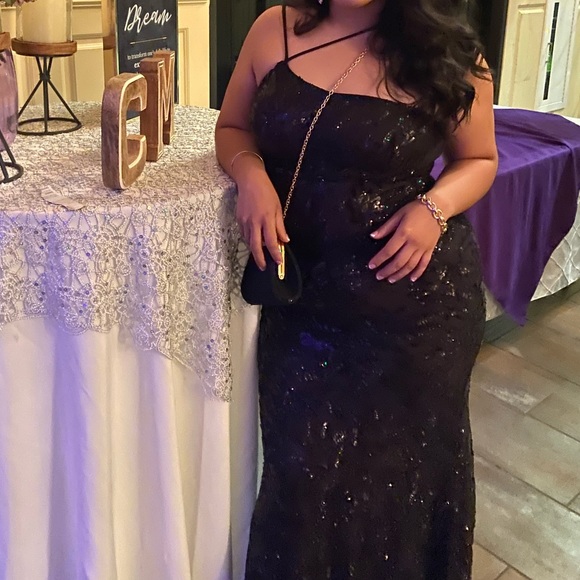 Windsor Black sequins gown - Picture 2 of 7